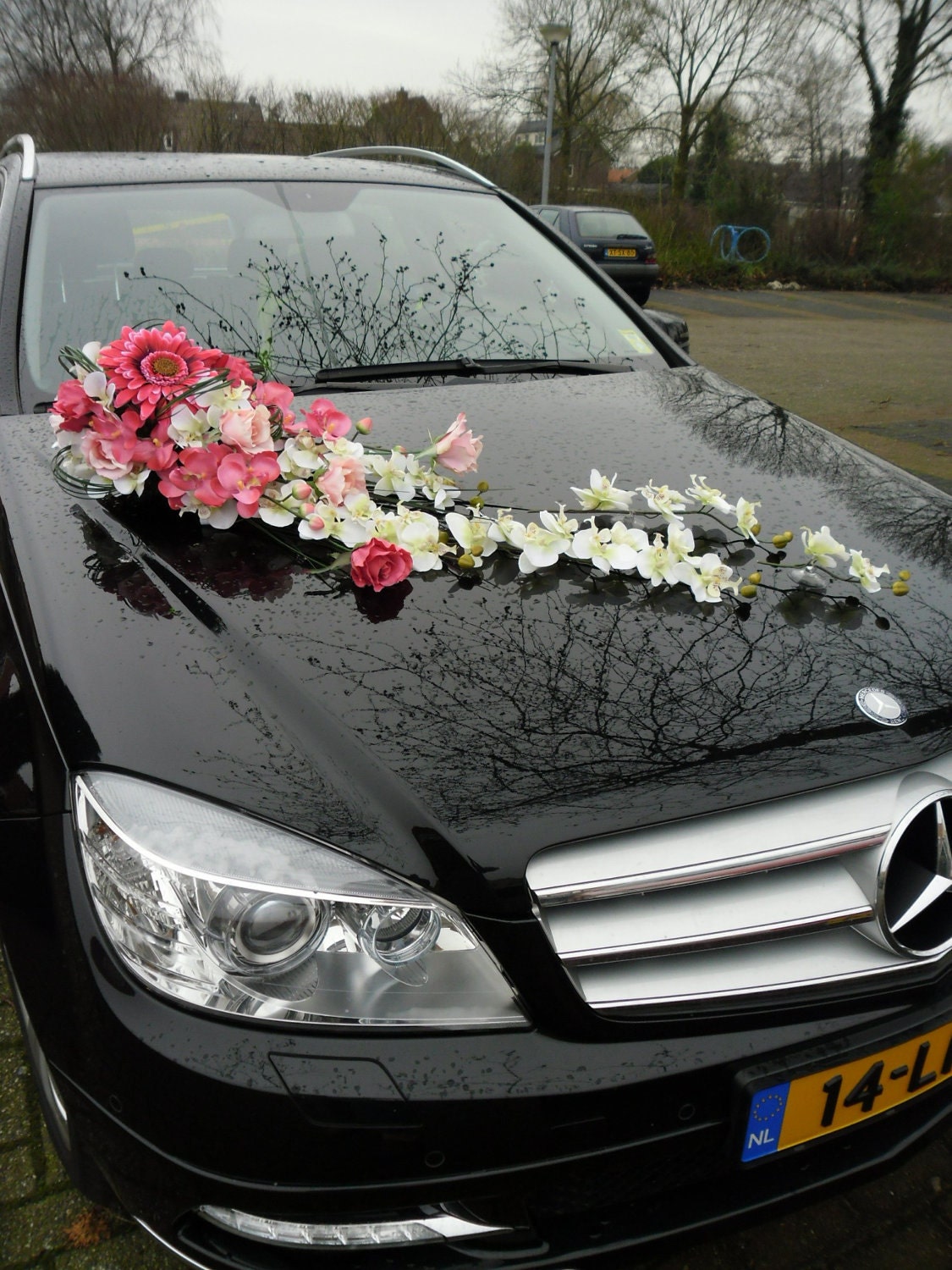 Décoration avec des fleurs sur un capot de voiture pour un mariage à Lyon -  Franck Hernandez