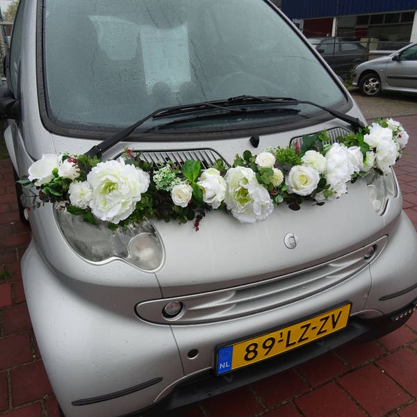 Décoration Luxueuse pour Petite Voiture de Mariage : Guirlande Florale de Pivoines Blanches et Roses