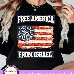 Peut inclure: Sweat-shirt noir avec l'inscription "FREE AMERICA" au-dessus d'un drapeau américain vieilli avec un poing levé et l'inscription "FROM ISRAEL" en dessous. Le motif est rouge, blanc et bleu.
