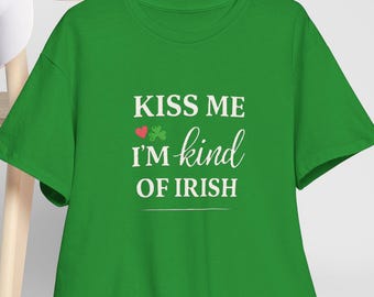 Kiss Me Im Kind Of Irish Shirt | Grappig St. Patrick's Day-T-shirt | T-shirt met hart van klaver | Leuke Ierse feesttop | Cadeau