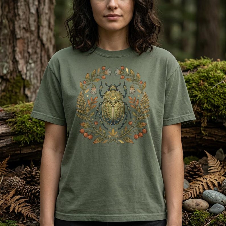 Goldenes Skarabäus-Käfer-Shirt | Folk Art Insekt Dark Academia Comfort Colors Tee Moss