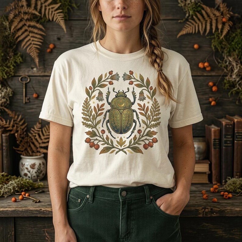 Goldenes Skarabäus-Käfer-Shirt | Folk Art Insekt Dark Academia Comfort Colors Tee Ivory