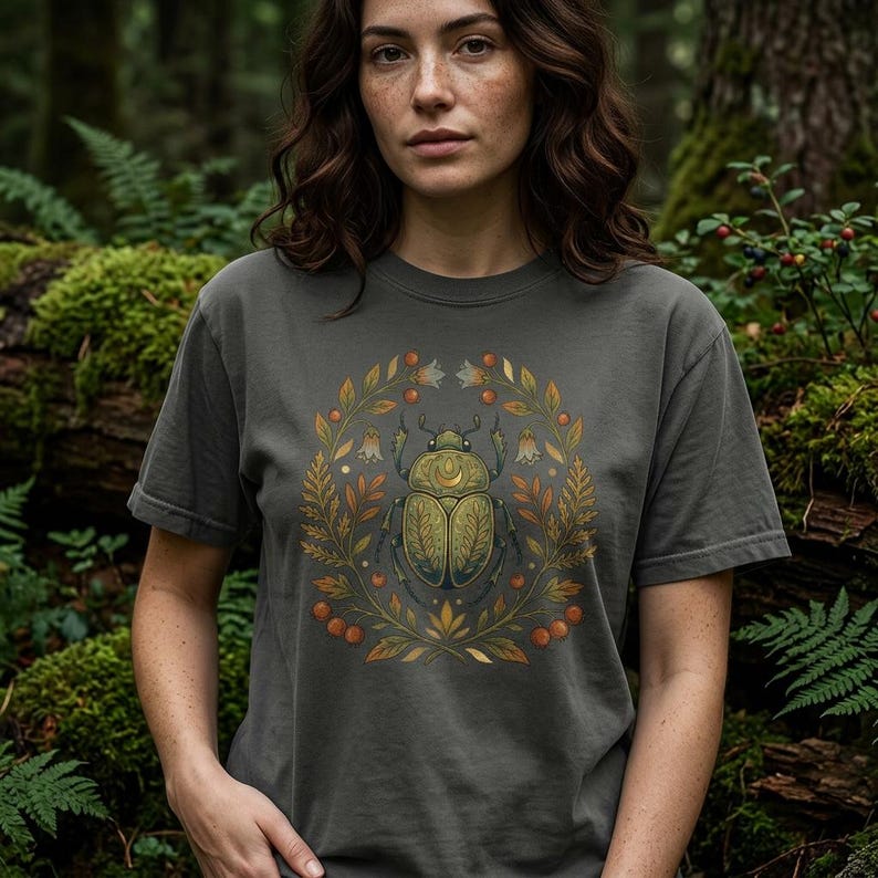 Goldenes Skarabäus-Käfer-Shirt | Folk Art Insekt Dark Academia Comfort Colors Tee Pepper