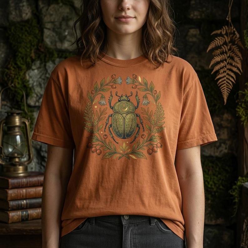 Goldenes Skarabäus-Käfer-Shirt | Folk Art Insekt Dark Academia Comfort Colors Tee Yam