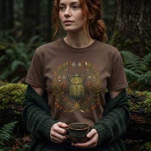 Goldenes Skarabäus-Käfer-Shirt | Folk Art Insekt Dark Academia Comfort Colors Tee Espresso