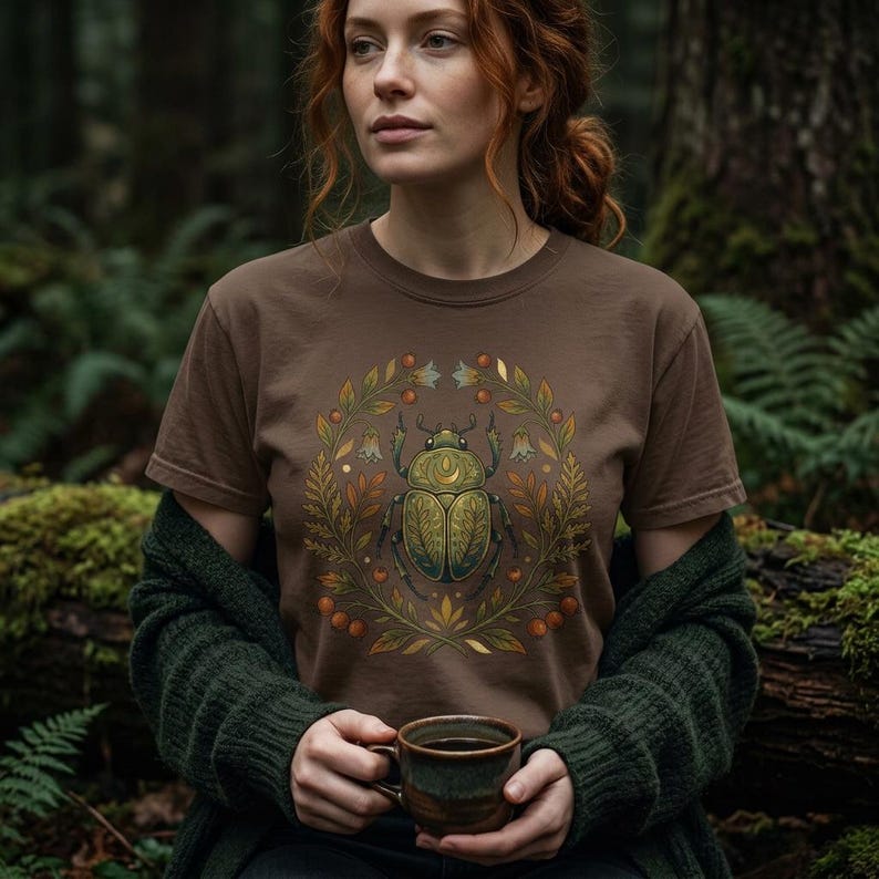Goldenes Skarabäus-Käfer-Shirt | Folk Art Insekt Dark Academia Comfort Colors Tee Espresso