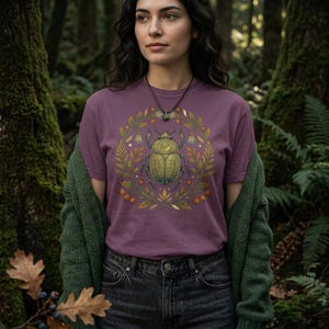 Goldenes Skarabäus-Käfer-Shirt | Folk Art Insekt Dark Academia Comfort Colors Tee Berry