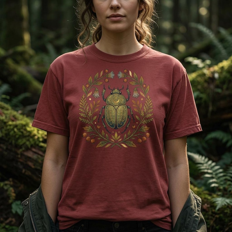 Goldenes Skarabäus-Käfer-Shirt | Folk Art Insekt Dark Academia Comfort Colors Tee Chili