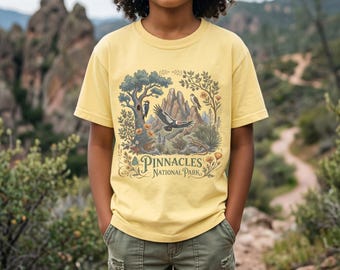 Camiseta infantil del Parque Nacional Pinnacles / Camiseta juvenil Comfort Colors con diseño de cóndor de California y pájaro carpintero bellotero.