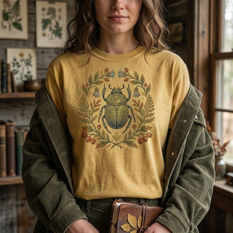 Goldenes Skarabäus-Käfer-Shirt | Folk Art Insekt Dark Academia Comfort Colors Tee Mustard