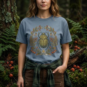 Goldenes Skarabäus-Käfer-Shirt | Folk Art Insekt Dark Academia Comfort Colors Tee Blue Jean