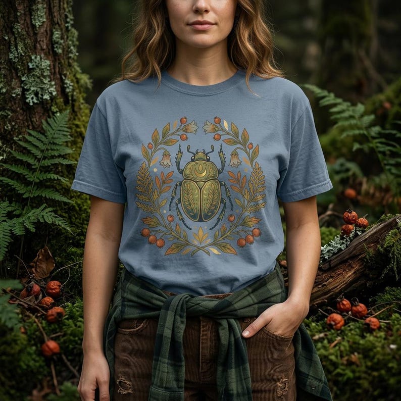 Goldenes Skarabäus-Käfer-Shirt | Folk Art Insekt Dark Academia Comfort Colors Tee Blue Jean