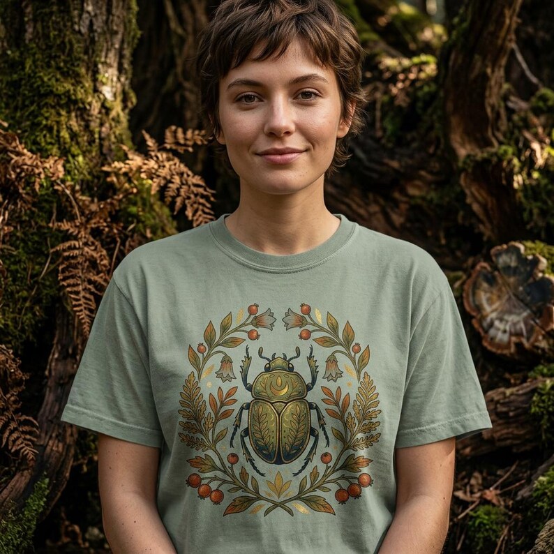 Goldenes Skarabäus-Käfer-Shirt | Folk Art Insekt Dark Academia Comfort Colors Tee Bay