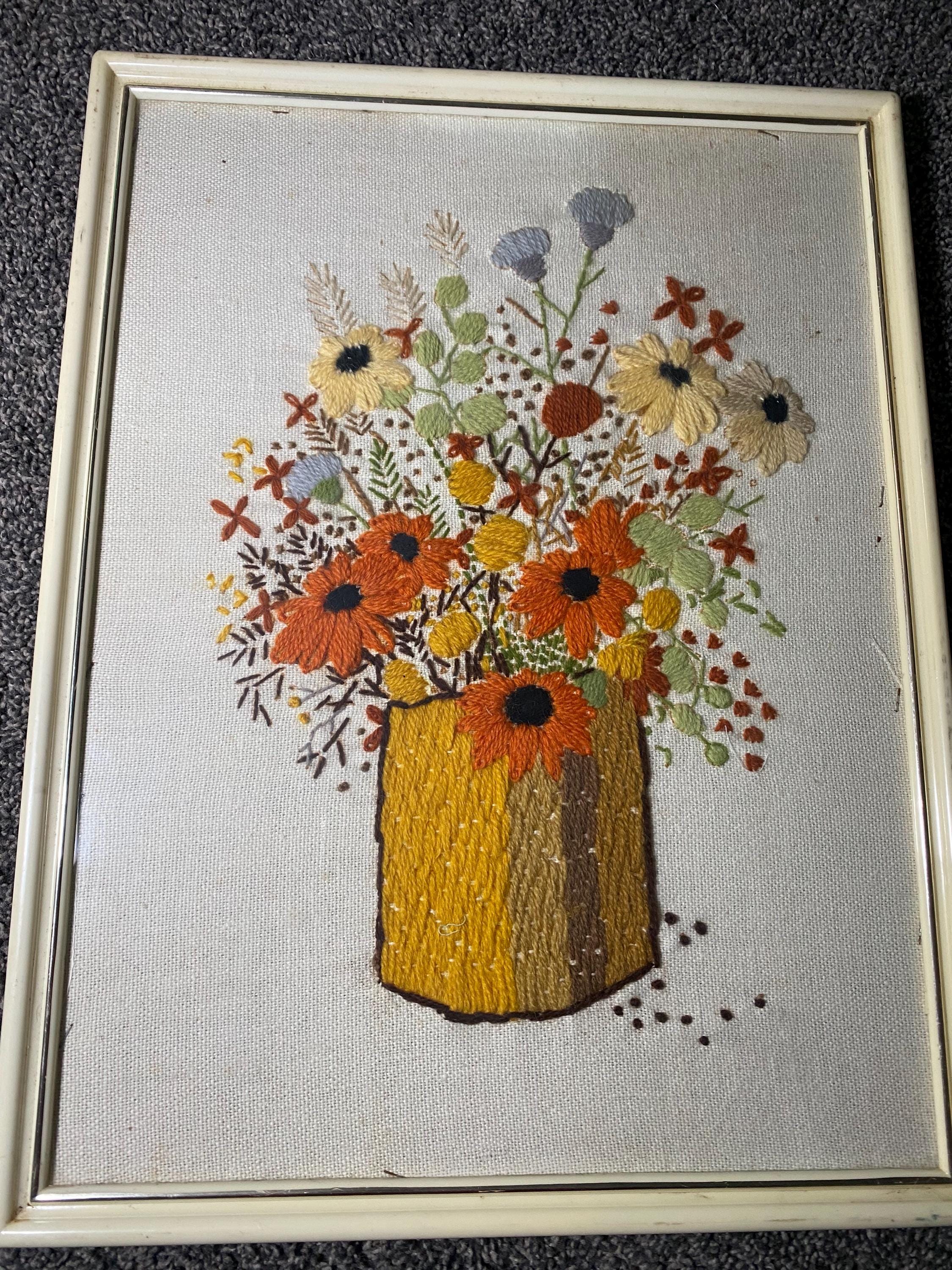 Broderie Crewel Vintage Encadrée – Motif Récolte été Pommes Baies – 19x15 Pouces – MCM