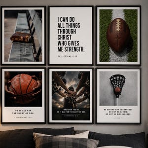 Puede incluir: Un conjunto de seis láminas decorativas enmarcadas con temas deportivos y citas religiosas. Las imágenes incluyen una Biblia en un banco, un balón de fútbol americano, un balón de baloncesto, un equipo en círculo y un palo de lacrosse.
