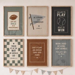 Può includere: Sei stampe artistiche da parete incorniciate con temi sportivi e citazioni ispiratrici. I disegni includono un pallone da football, un gagliardetto, una palla da baseball, un pallone da basket e grafiche testuali in toni tenui di verde, marrone, grigio e nero.