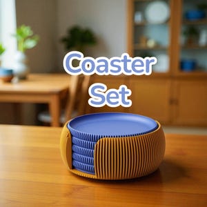 Könnte beinhalten: Ein Untersetzer-Set mit blauem Oberteil und einem gelben, gerippten Halter. Das Set enthält mehrere blaue Untersetzer, die in dem Halter gestapelt sind. Der Text "Coaster Set" ist in Blau und Weiß dargestellt.