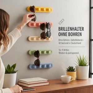 Könnte beinhalten: Fünf horizontale Wandhalterungen für Brillen in Gelb, Rosa, Beige, Grün und Blau, jeweils mit vier Schlitzen. Der Text lautet BRILLENHALTER OHNE BOHREN, Ohne Bohren, Selbstklebend, 3D Gedruckt in Deutschland, für 4 Brillen, Modern & platzsparend.