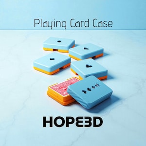 Könnte beinhalten: Fünf hellblaue und orangefarbene rechteckige Spielkartenetuis mit gerippten Seiten. Jeder Deckel hat eine Aussparung in Form eines Kartensymbols. Ein Etui ist geöffnet und zeigt ein rotes Kartenspiel. Der Text lautet Playing Card Case und HOPE3D.