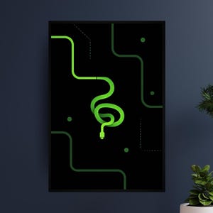 Può includere: Una stampa artistica da parete rettangolare con sfondo nero e una grafica centrale di un serpente verde avvolto. Il design include linee geometriche verde brillante e piccoli punti circolari disposti in un motivo simile a un circuito.