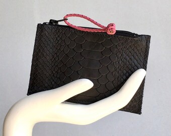 Kleine tas / kaarthouder ZIPPY in zwart slangenprintleer. Lederen slanke portemonnee. De muntportemonnee van het leer