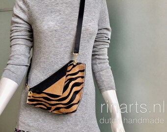 Leren heuptasje van zebra-rundhaar. Crossbodytas met zebraprint. Bruin en zwart lederen heuptasje.