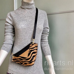 Leren heuptasje van zebra-rundhaar. Crossbodytas met zebraprint. Bruin en zwart lederen heuptasje. image 1