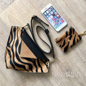 Leren heuptasje van zebra-rundhaar. Crossbodytas met zebraprint. Bruin en zwart lederen heuptasje. image 3