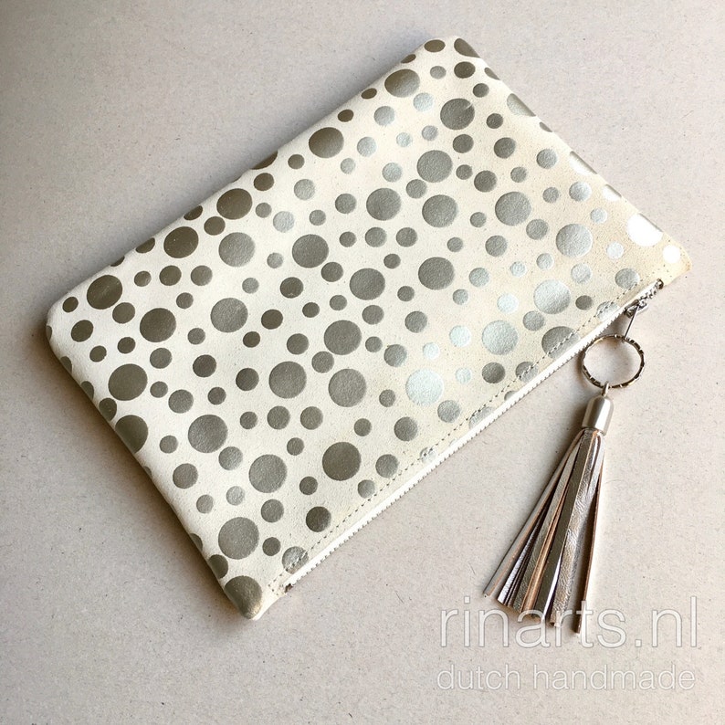 Leren etui/clutch met ritssluiting in gebroken wit met zilveren stippen. Leren portemonnee met zilveren kwastje. Cadeau voor vrouwen afbeelding 4