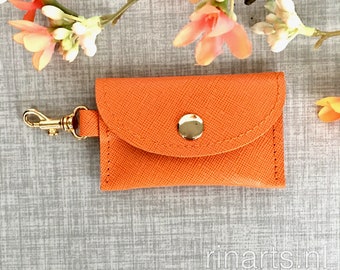 Leren muntetui / envelop-bagcharm / envelop-sleuteletui in oranje saffianoleer. Luxe cadeau dames