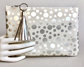 Pochette/pochette in pelle con cerniera in bianco sporco con pois argento. Borsa in pelle con nappina argentata. Regalo per le donne