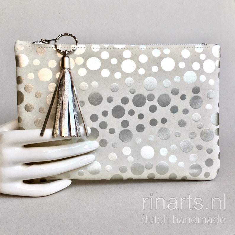 Leren etui/clutch met ritssluiting in gebroken wit met zilveren stippen. Leren portemonnee met zilveren kwastje. Cadeau voor vrouwen afbeelding 1