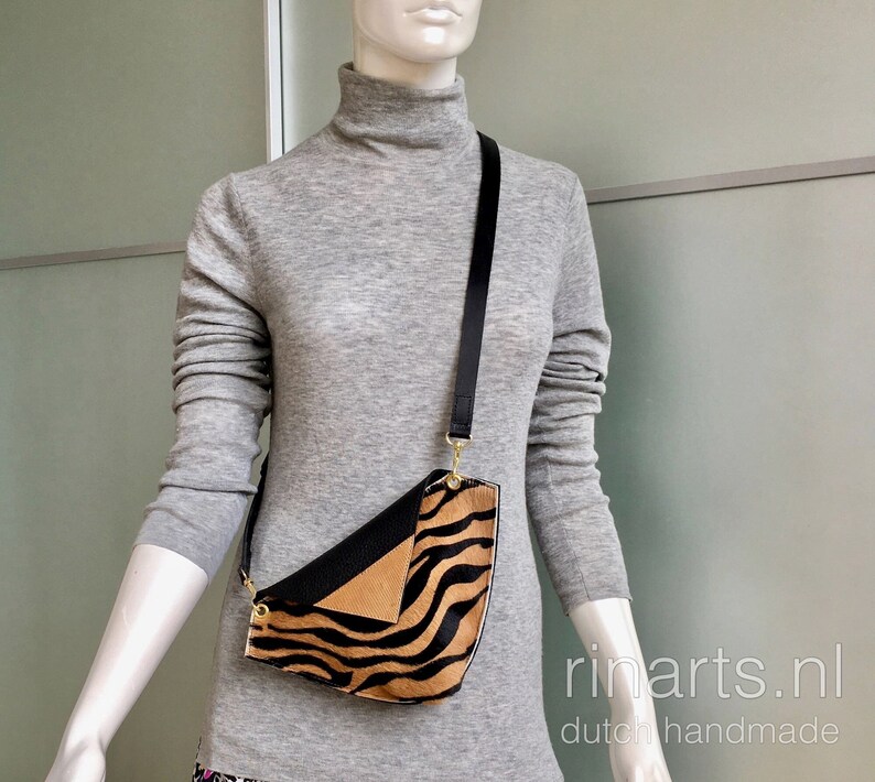 Leren heuptasje van zebra-rundhaar. Crossbodytas met zebraprint. Bruin en zwart lederen heuptasje. image 1