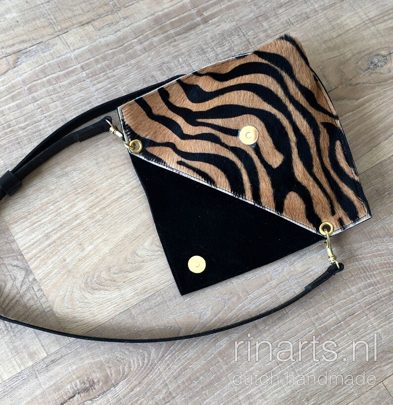 Leren heuptasje van zebra-rundhaar. Crossbodytas met zebraprint. Bruin en zwart lederen heuptasje. image 4