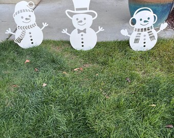 Juego de 3 adornos de jardín de muñecos de nieve de metal – Arte de jardín invernal, decoración navideña con recubrimiento de polvo blanco