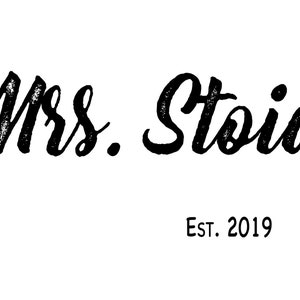 Op de afbeelding: Zwart-witte handgeschreven tekst die "Mrs. Stoia Est. 2019" luidt.