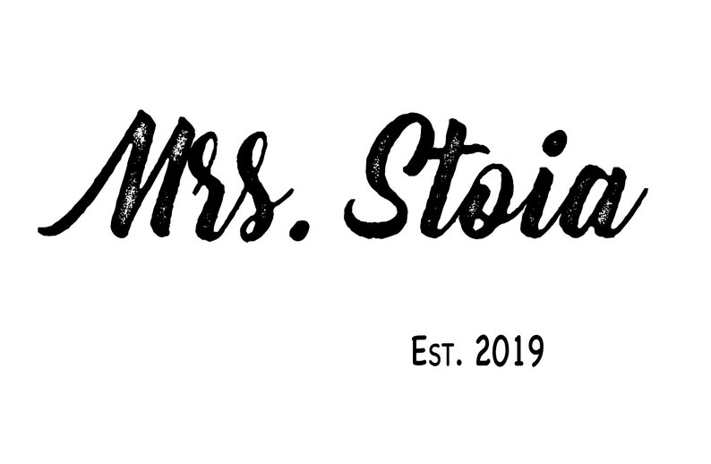 Op de afbeelding: Zwart-witte handgeschreven tekst die "Mrs. Stoia Est. 2019" luidt.