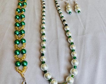 Conjunto de joyería de perlas de vidrio verde hechas a mano: collar, pulsera y pendientes