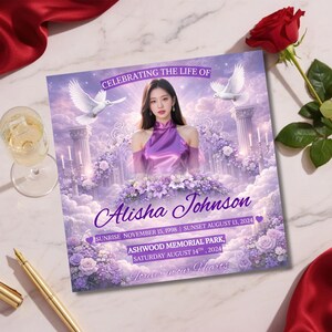 Puede incluir: Tarjeta conmemorativa con el retrato de una mujer con un vestido morado, rodeada de un dise&ntilde;o floral y de nubes. La tarjeta dice "Celebrating the Life of Alisha Johnson" con fechas y detalles de la ubicaci&oacute;n. Una rosa roja y una copa de champ&aacute;n en el fondo.