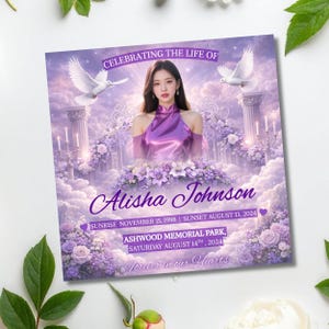 Puede incluir: Tarjeta conmemorativa con un retrato de una mujer con un top morado, rodeada de flores y nubes. El texto dice "Celebrando la vida de Alisha Johnson" con fechas y detalles del lugar. Se muestran dos palomas.