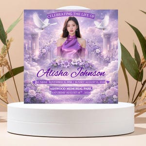 Puede incluir: Una tarjeta conmemorativa con un retrato de una mujer, rodeada de un dise&ntilde;o floral morado y blanco. El texto dice "Celebrando la vida de Alisha Johnson" con fechas y detalles del lugar. Se muestran dos palomas.