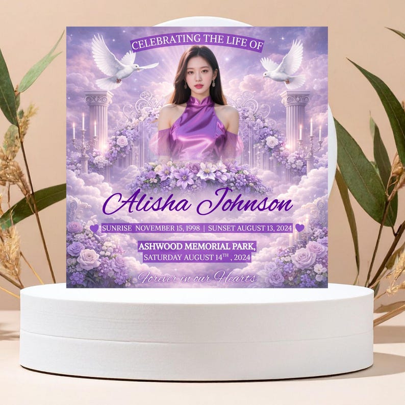 Puede incluir: Una tarjeta conmemorativa con un retrato de una mujer, rodeada de un dise&ntilde;o floral morado y blanco. El texto dice "Celebrando la vida de Alisha Johnson" con fechas y detalles del lugar. Se muestran dos palomas.