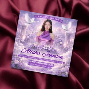 Puede incluir: Tarjeta conmemorativa con dise&ntilde;o morado y blanco. Presenta un retrato de mujer, palomas y elementos florales. El texto incluye "Celebrating the Life of Alisha Johnson" y fechas.