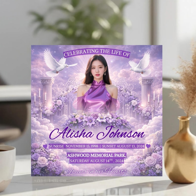 Puede incluir: Impresi&oacute;n conmemorativa con un retrato de una mujer, rodeada de flores moradas, palomas y columnas. El texto dice "Celebrating the Life of Alisha Johnson" con fechas y lugar. Tambi&eacute;n se incluye la frase "Forever in our Hearts".