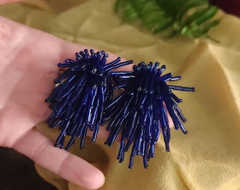 Pendientes de clip vintage con cuentas azules de 2 pulgadas, flecos índigo, diseño de fuegos artificiales.