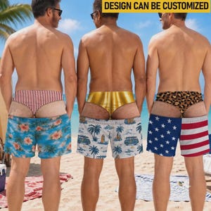 Puede incluir: Tres bañadores con un diseño trampantojo que imita ropa interior debajo. Los pantalones muestran patrones florales tropicales, furgonetas vintage y la bandera estadounidense. El texto "DESIGN CAN BE CUSTOMIZED" es visible arriba.