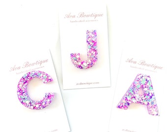 Fermaglio per capelli personalizzato con iniziale per bambine, fermaglio con lettera glitterata, accessorio per capelli personalizzato con monogramma, idea regalo per feste di compleanno per bambine.