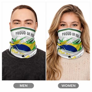 Puede incluir: Un letrero de madera hecho a mano con el texto "Bienvenido a nuestra casa" en un estilo manuscrito. El letrero está pintado de blanco con un marco teñido oscuro. El letrero está decorado con una corona verde.