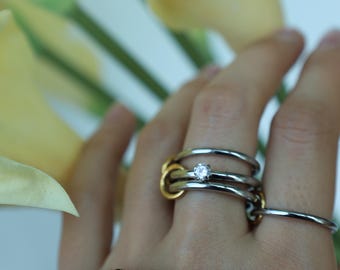 Ring med lager av knutkristall