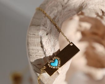 Halsband med blått hjärtformat hänge